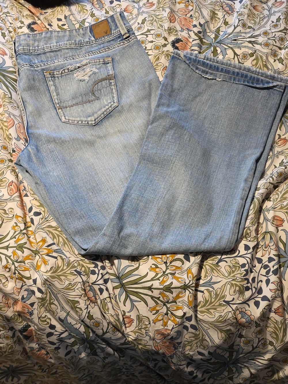 American Eagle Light Wash Women's Jeans - Casual Straight Leg